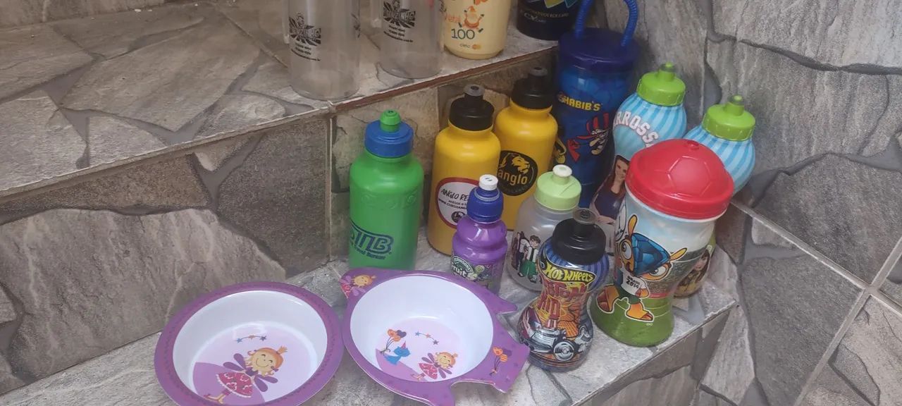 Lote de squeezes, canecas plasticas antigo - Foto 2