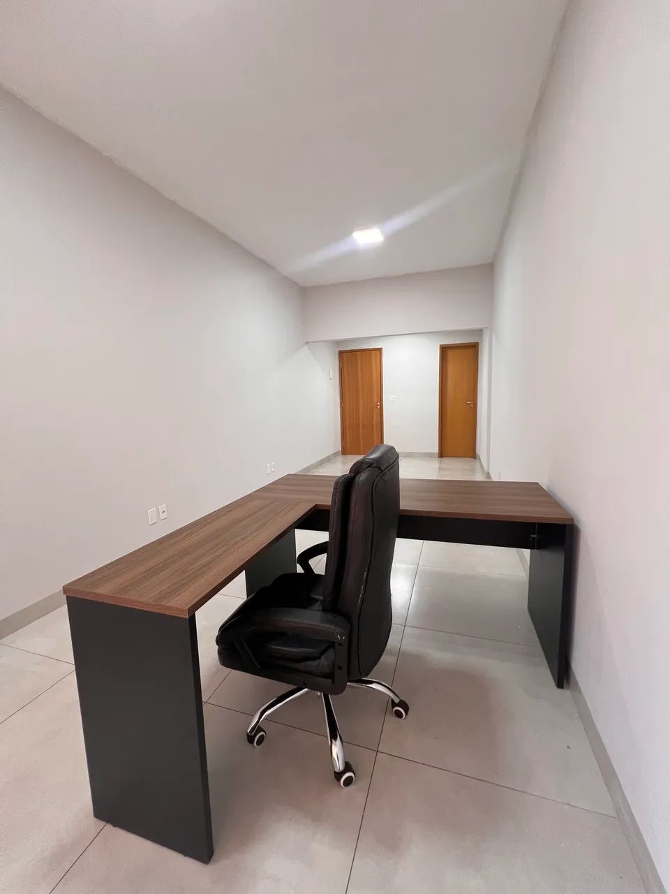 Sala Comercial com mesa de escritório no centro de Goiânia 
