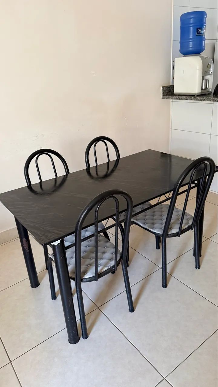 Mesa de mármore com 4 cadeiras