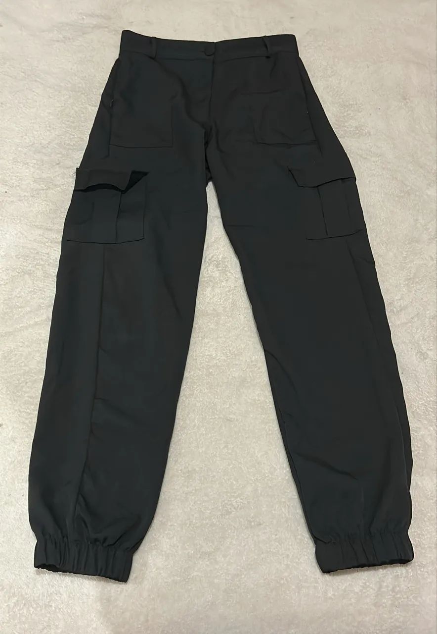 Calça preta com bolsos cintura alta 