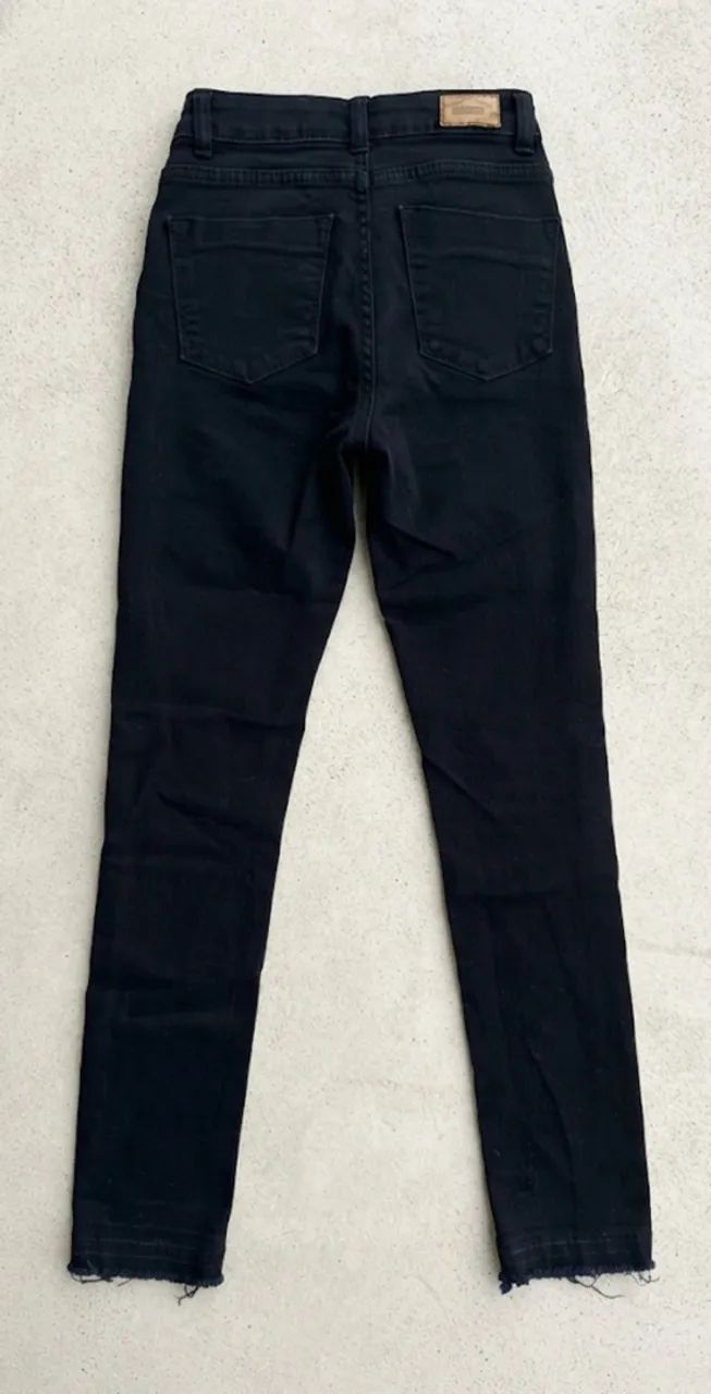 Calça Preta Rasgada Cigarrete 