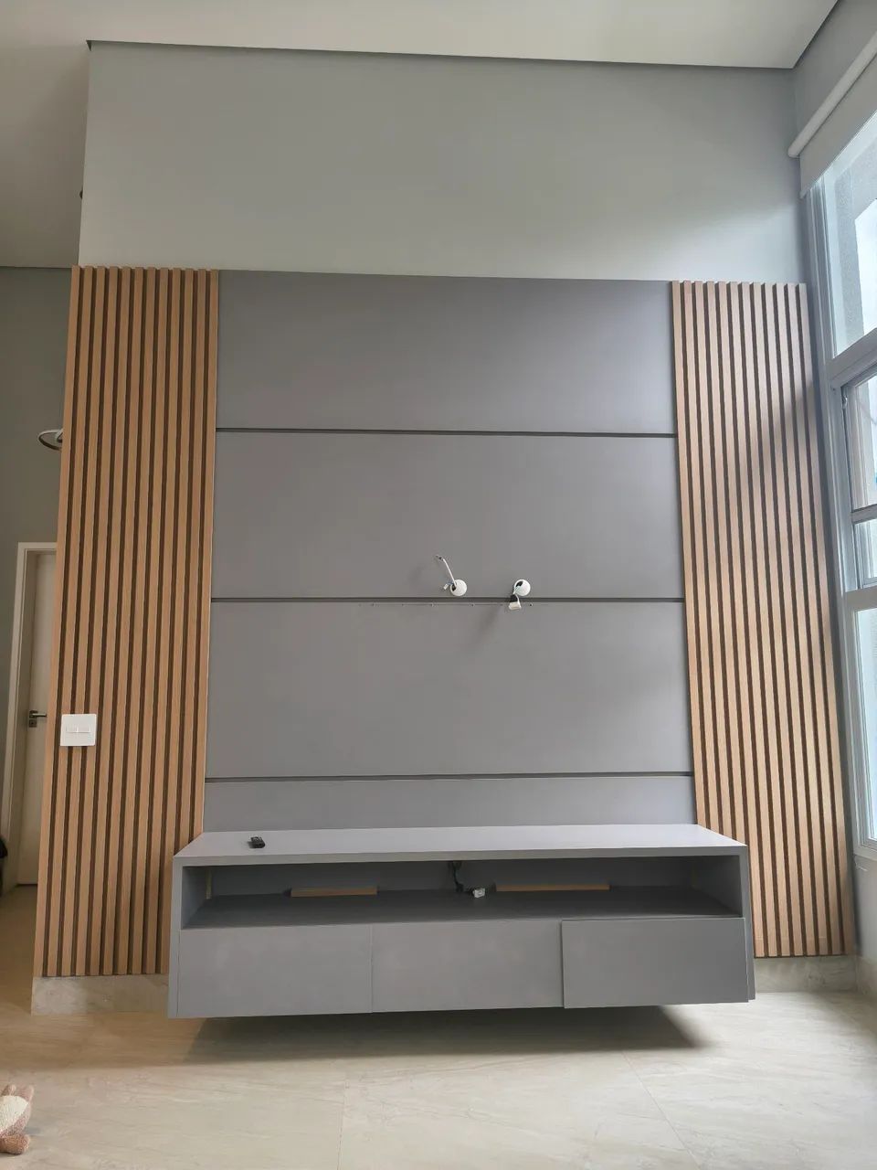 Painel com rack moderno, 1 ano de uso - Foto 2