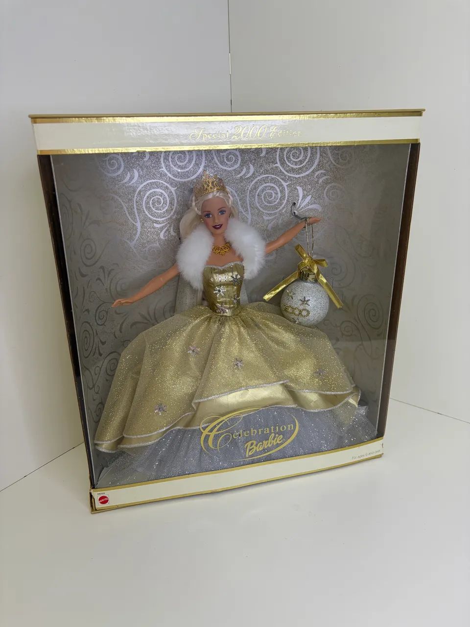 Boneca Barbie Celebration Holiday 2000 na caixa