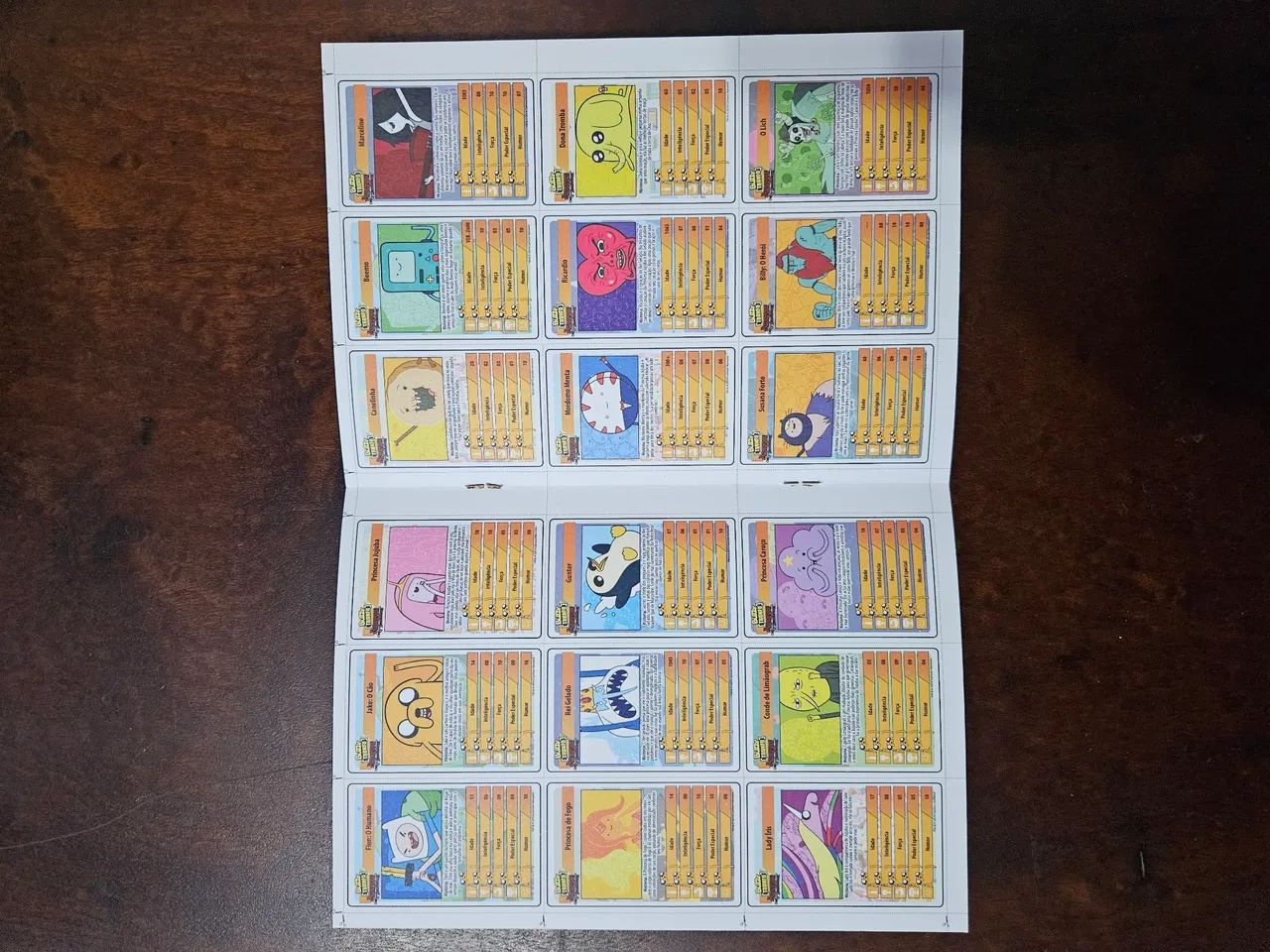 Álbum de figurinhas Buzzy Adventure Time vazio - Foto 2