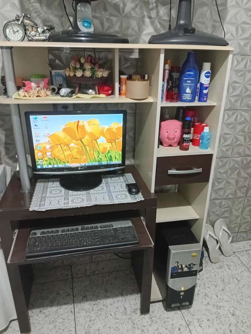 Computador bem conservado com estante e cadeira - Foto 3