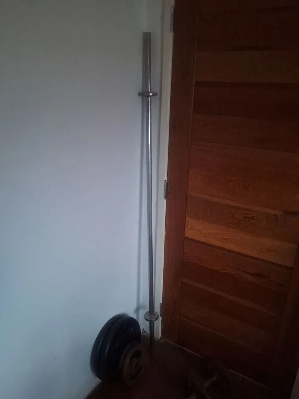 Par anilhas 20kg emborrachado e barra maciça  - Foto 2
