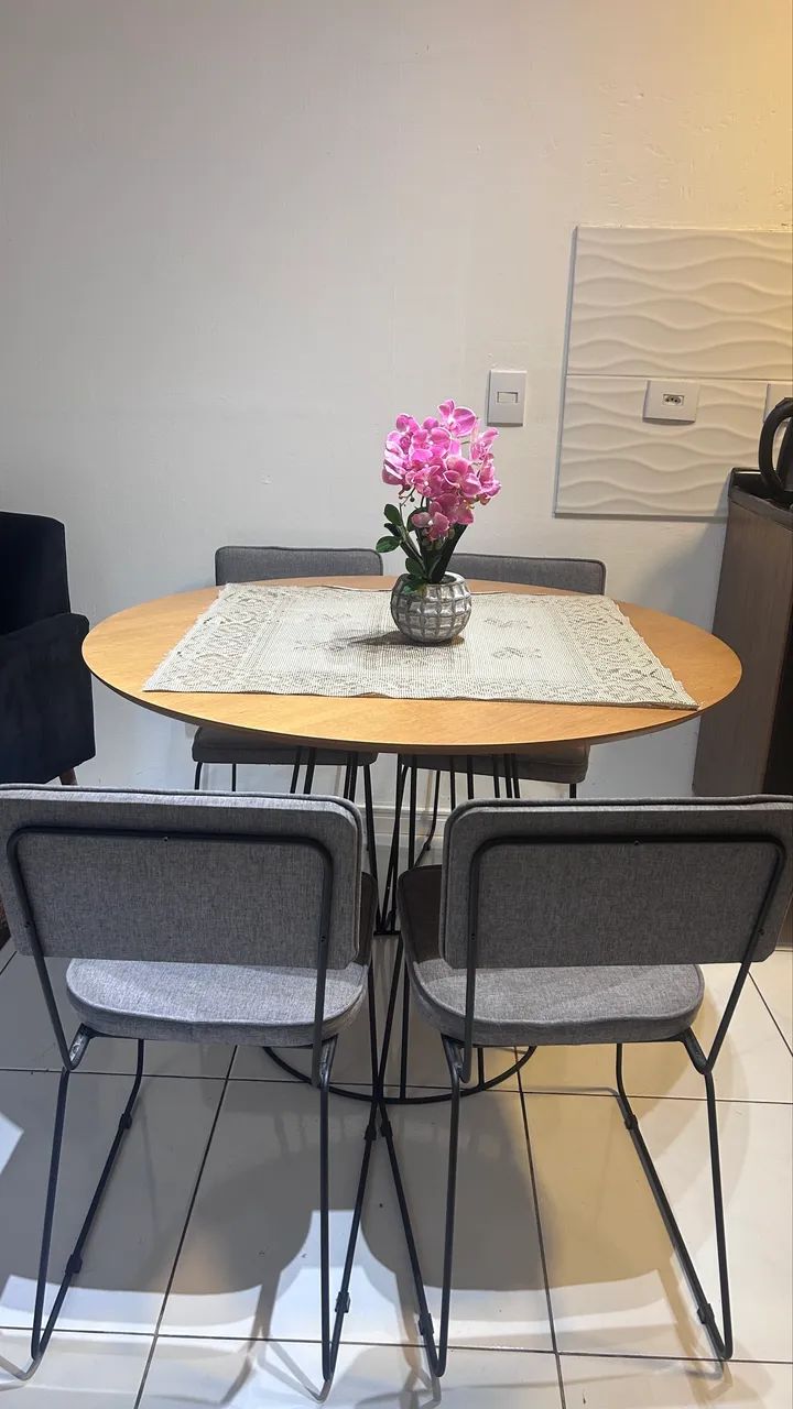 Mesa de Jantar e Cadeiras 