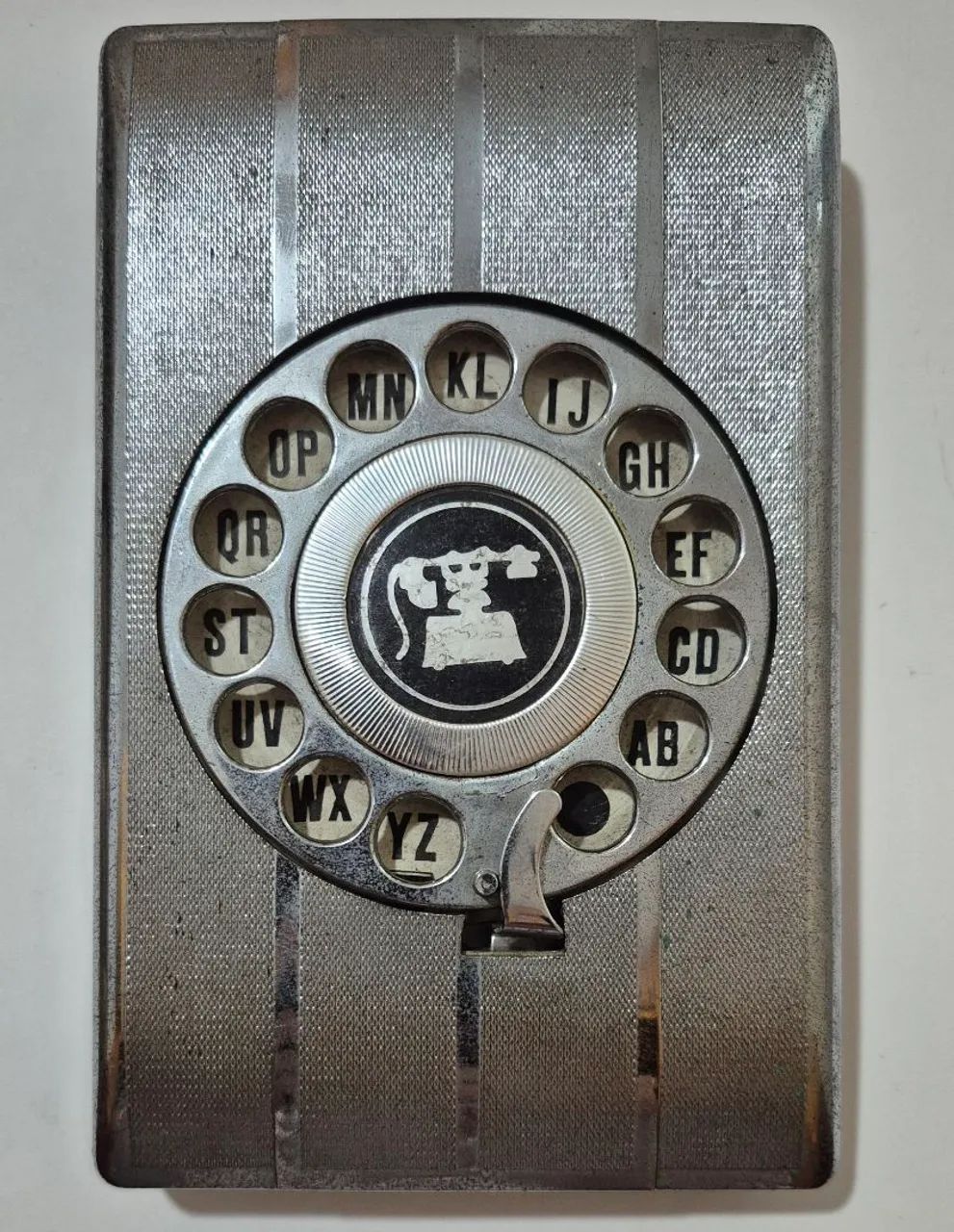 Antiga caderneta de telefone funcionando