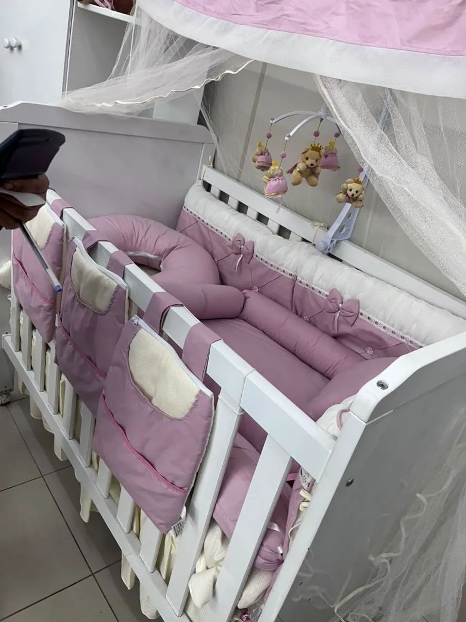 Vende-se um berço e uma cadeirinha de balanço rosa