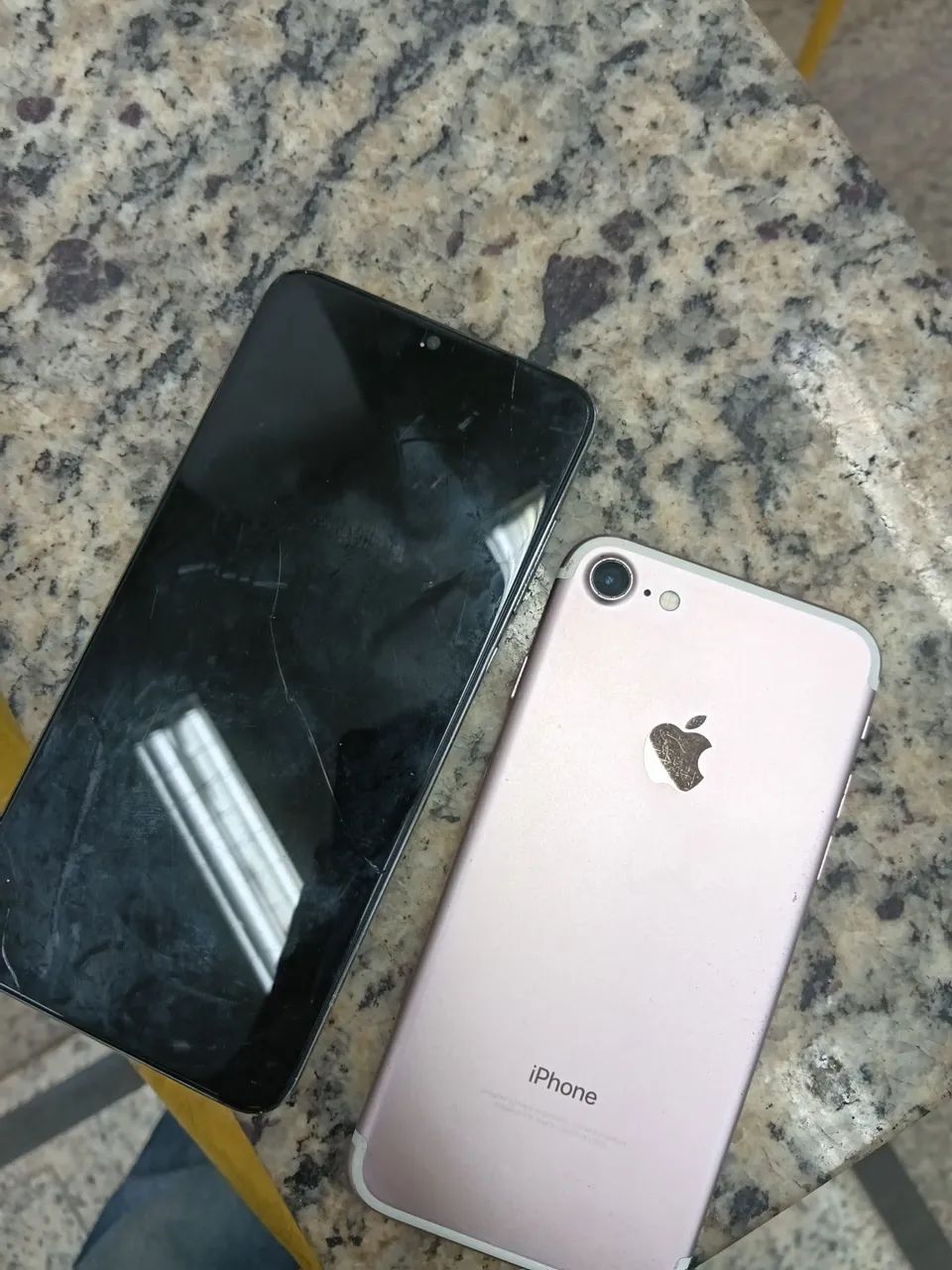 Celular: Iphone 7-  200 reais. Precisa trocar tela - Foto 2