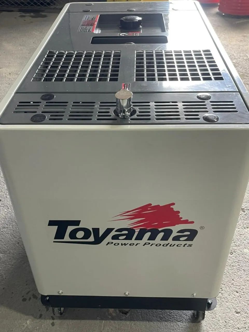 Gerador Toyama 12 kVA Trifásico 380V Novo | Compacto | Refrigeração a Água - Foto 4