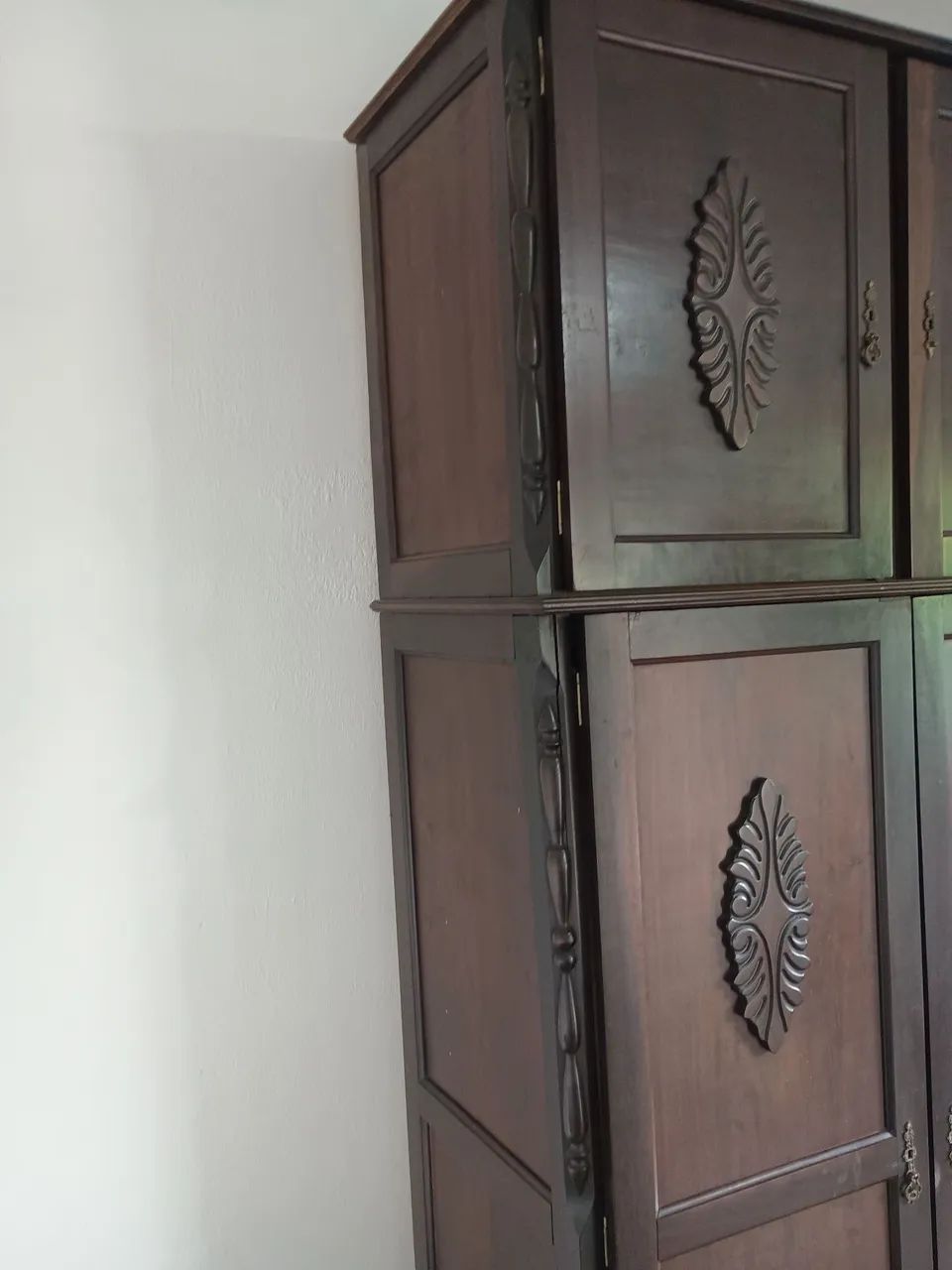 Guarda roupa de madeira maciça  - Foto 4