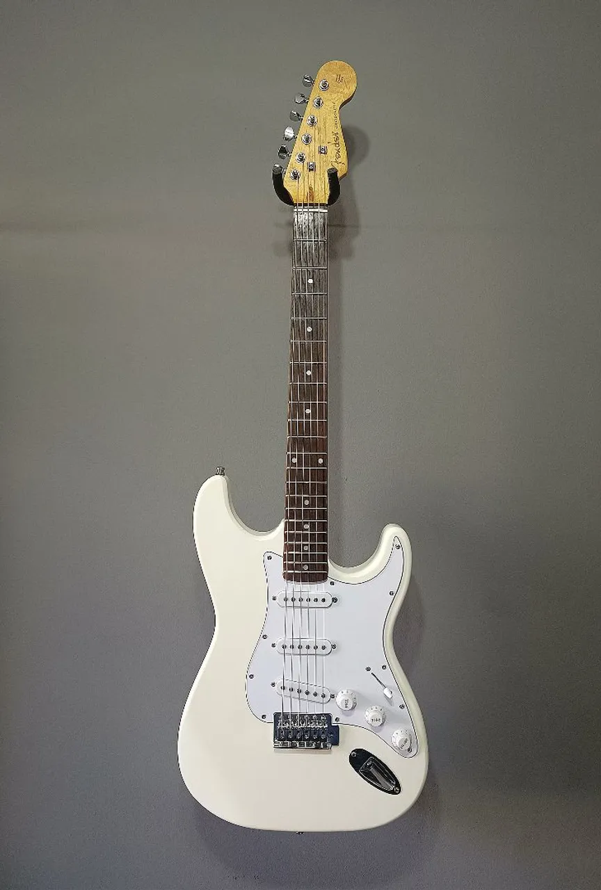 Guitarra Fender Squire Standart - Instrumentos musicais