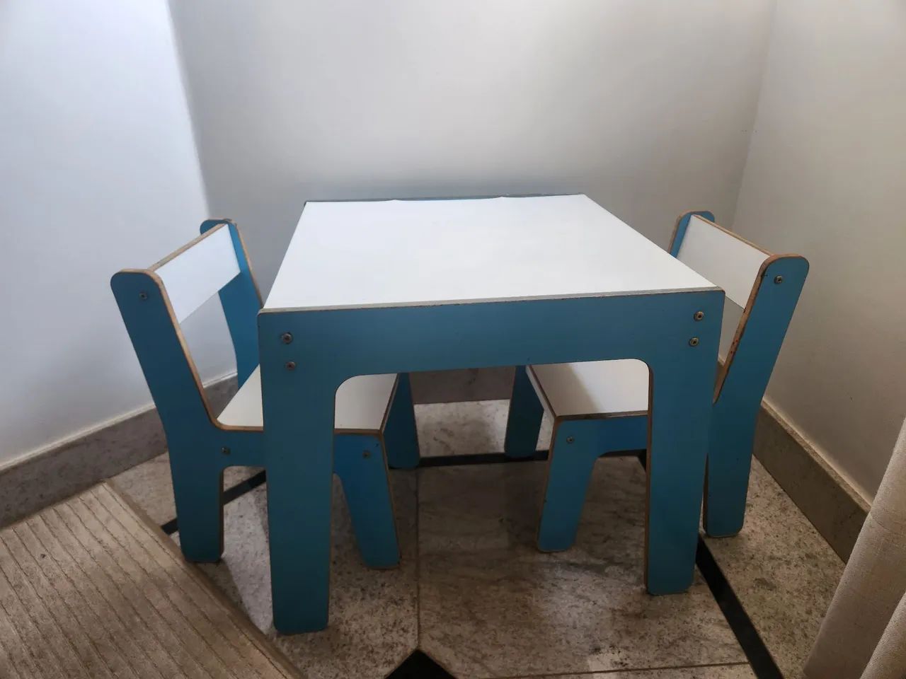 Mesa e cadeiras infantis