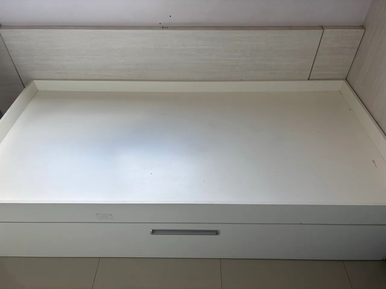 Vendo cama de solteiro em MDF branco com cama auxiliar 