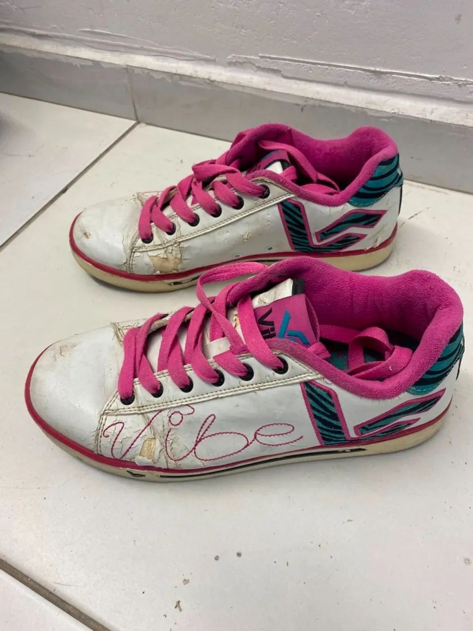 Tênis VIBE branco com rosa