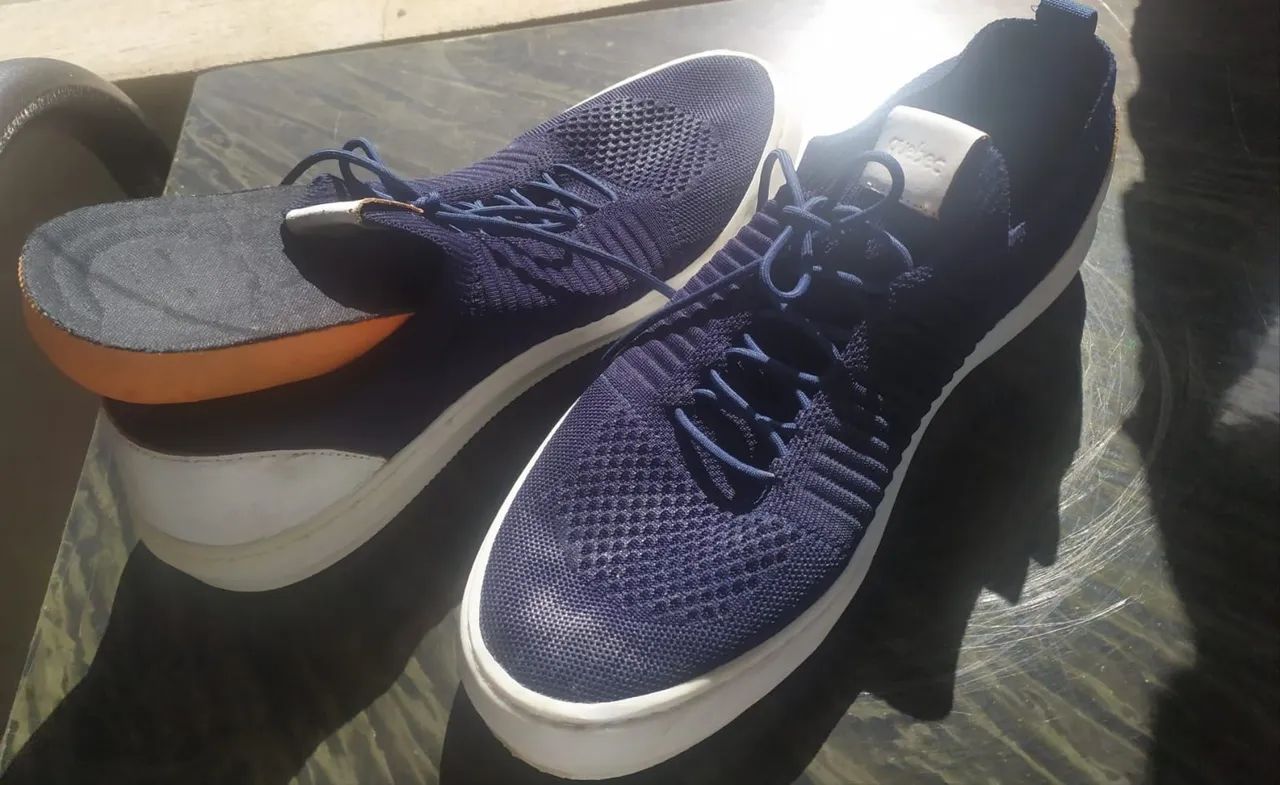 Tênis azul marinho e branco 