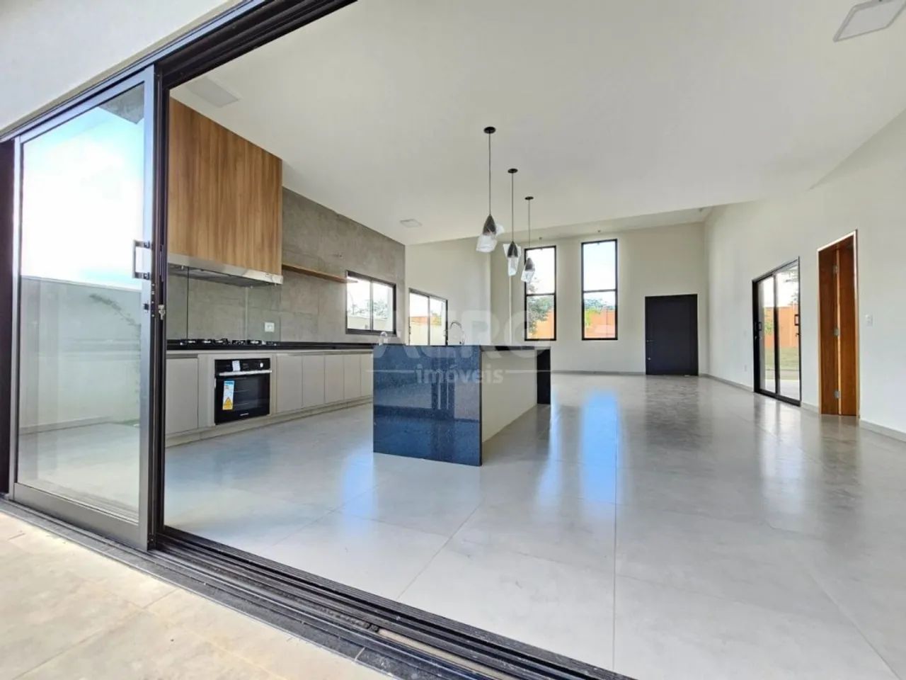 Casa térrea com 3 suítes e amplo living - Foto 3
