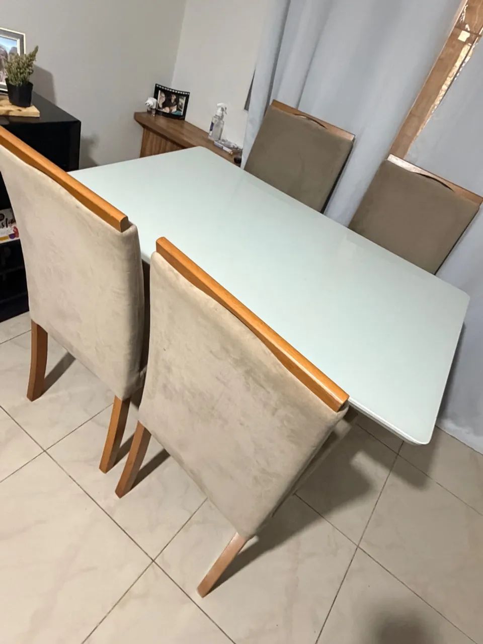 Sofá e mesa com 4 cadeiras seminovos  - Foto 3