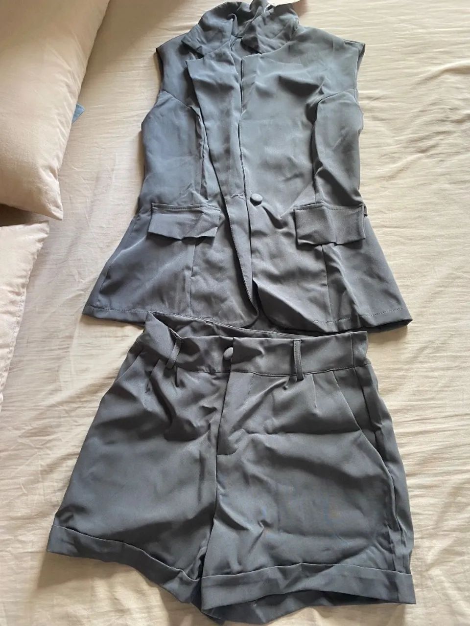 Conjunto short e blazer sem manga . - Foto 2