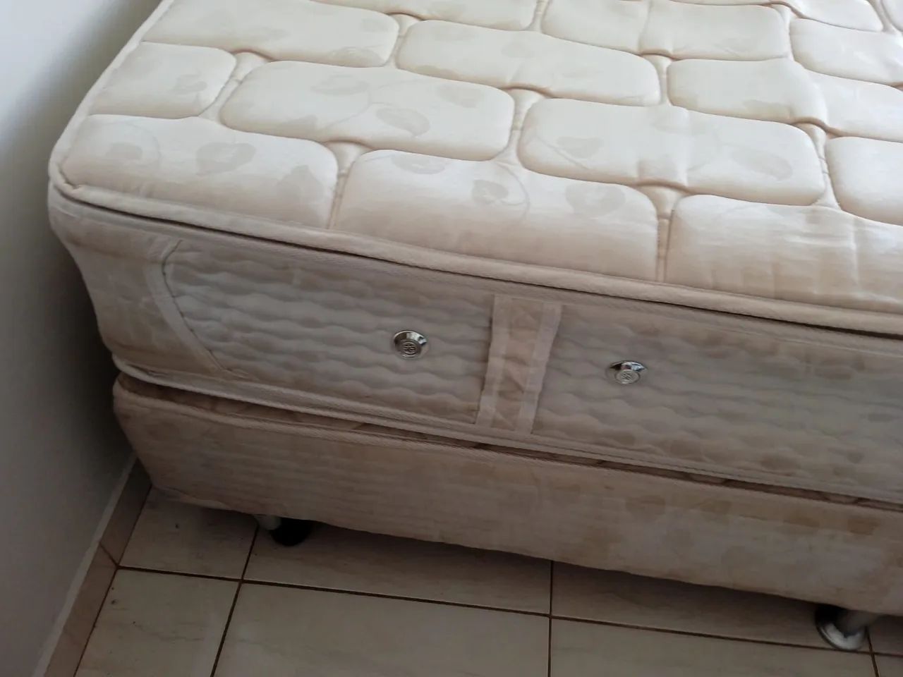 Vendo colchão ótimo ainda  colchão e a base 600.00 - Foto 2
