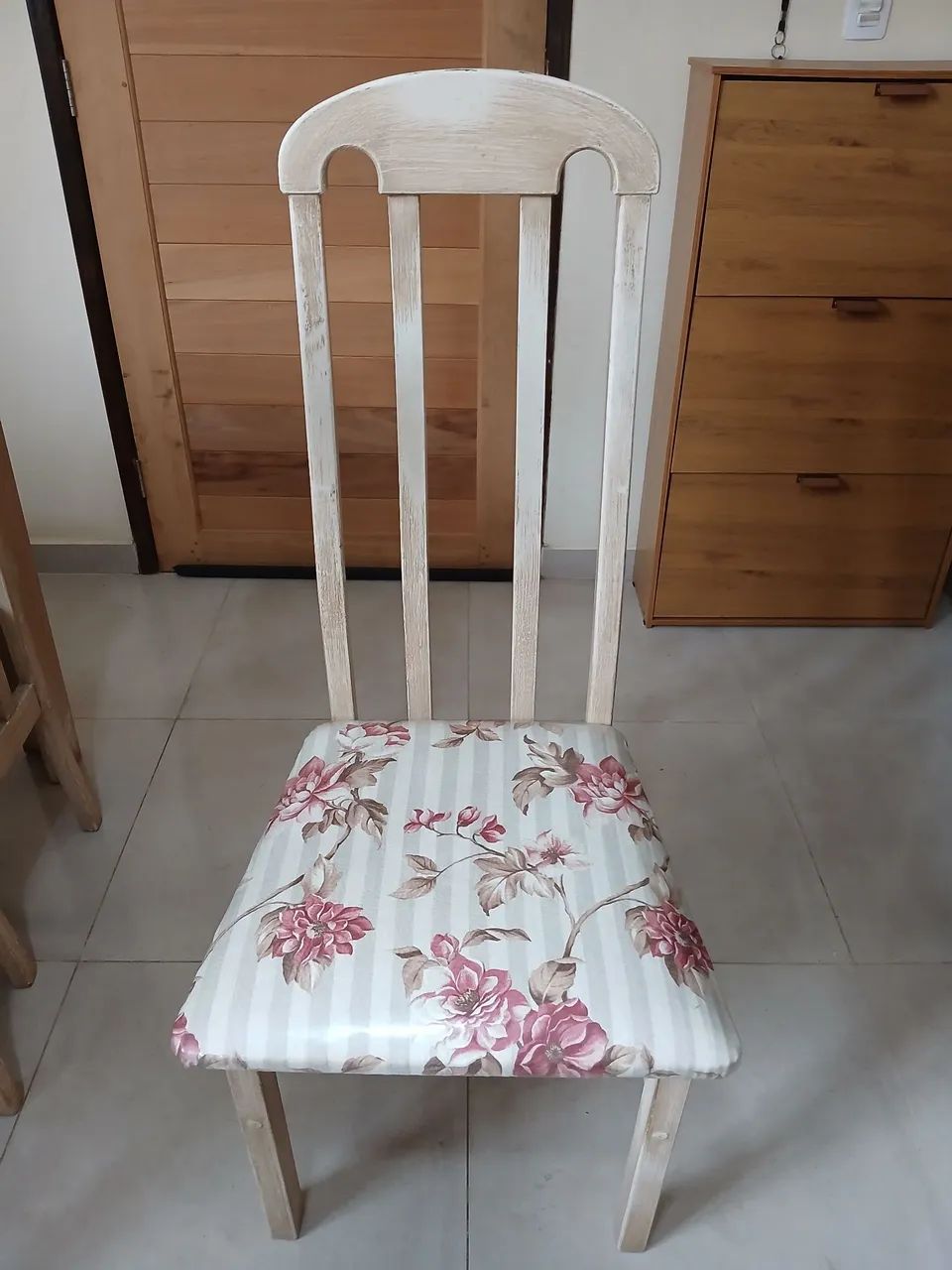 Mesa de madeira com 6 cadeiras e tampo de vidro - Foto 4