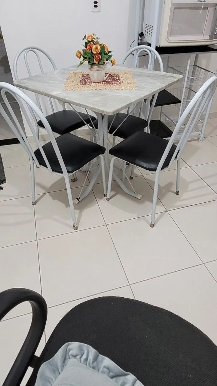 Mesa de mármore com 4 cadeiras  - Foto 5