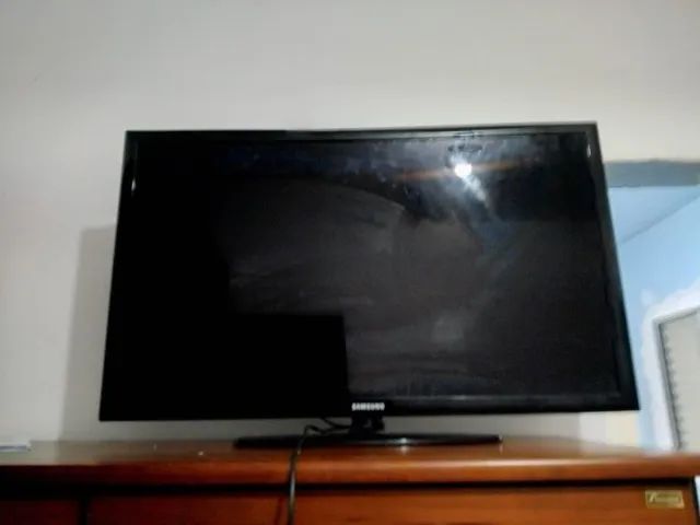 TV Samsung Preta com Base