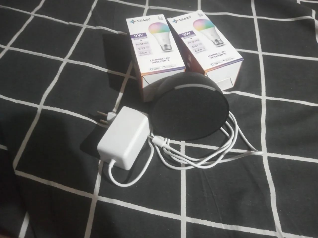 Echo Pop original com alexa Amazon + 2 lampadas inteligentes com 2 meses de uso. - Foto 3