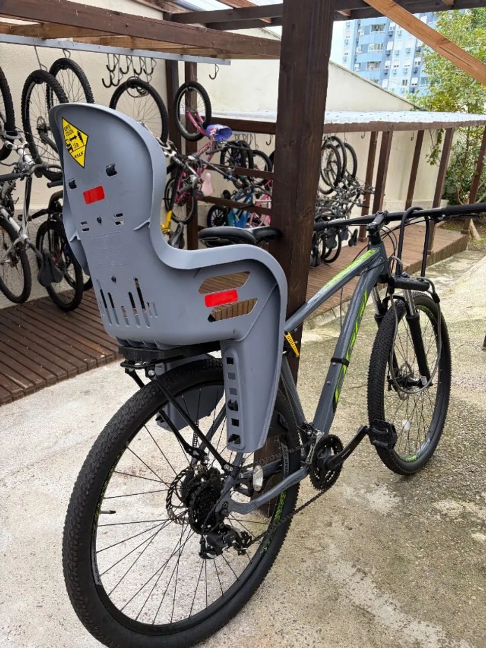 Bicicleta Oggi Hacker Sport, 21v, freio a disco com cadeirinha, capacete e cadeado - Foto 3