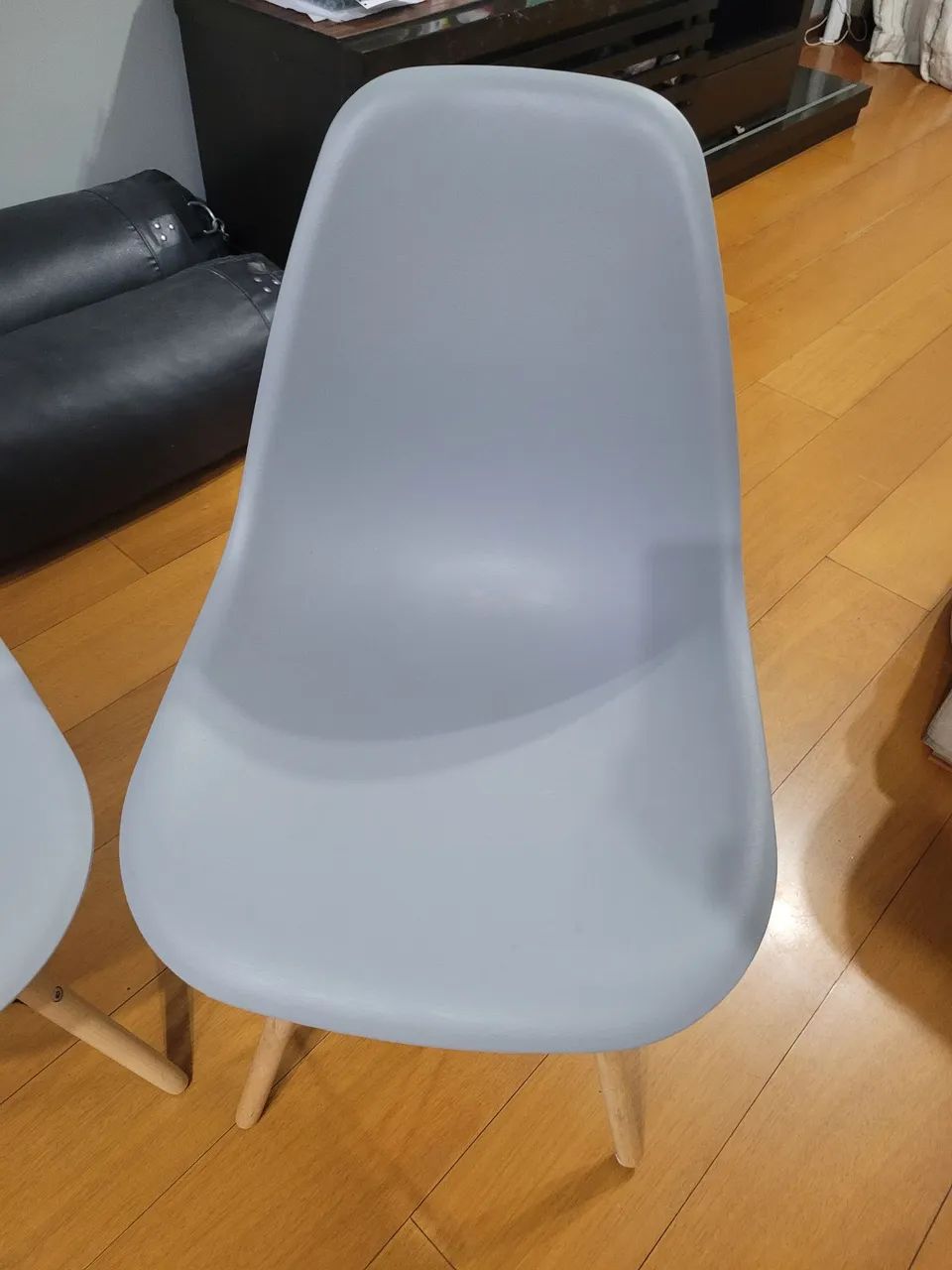 4 Cadeiras Eames Eiffel com base em madeira. - Foto 5