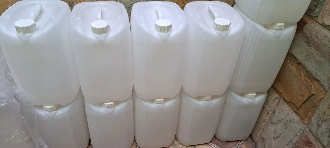Galão de plástico resistente de 20 litros - Foto 2