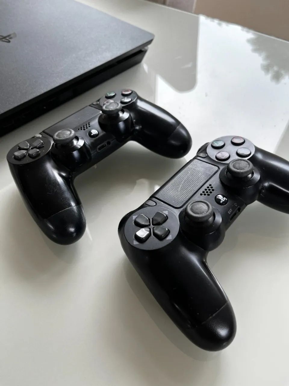 Playstation 4 em EXCELENTE estado + 2 controles ORIGINAIS + Cabos originais - Foto 4