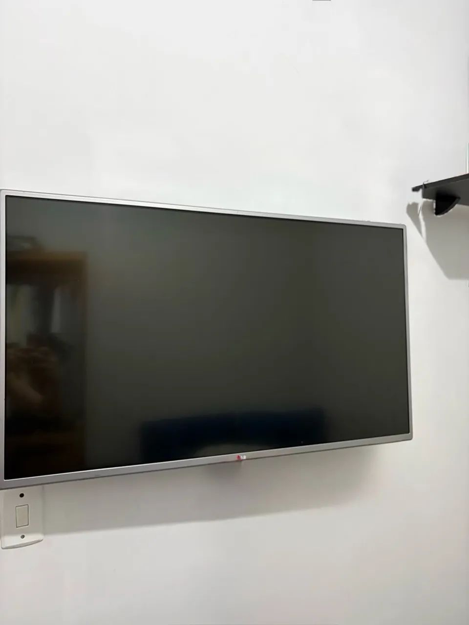 TV LG 55 polegadas, acompanha de suporte para parede e os pézinhos