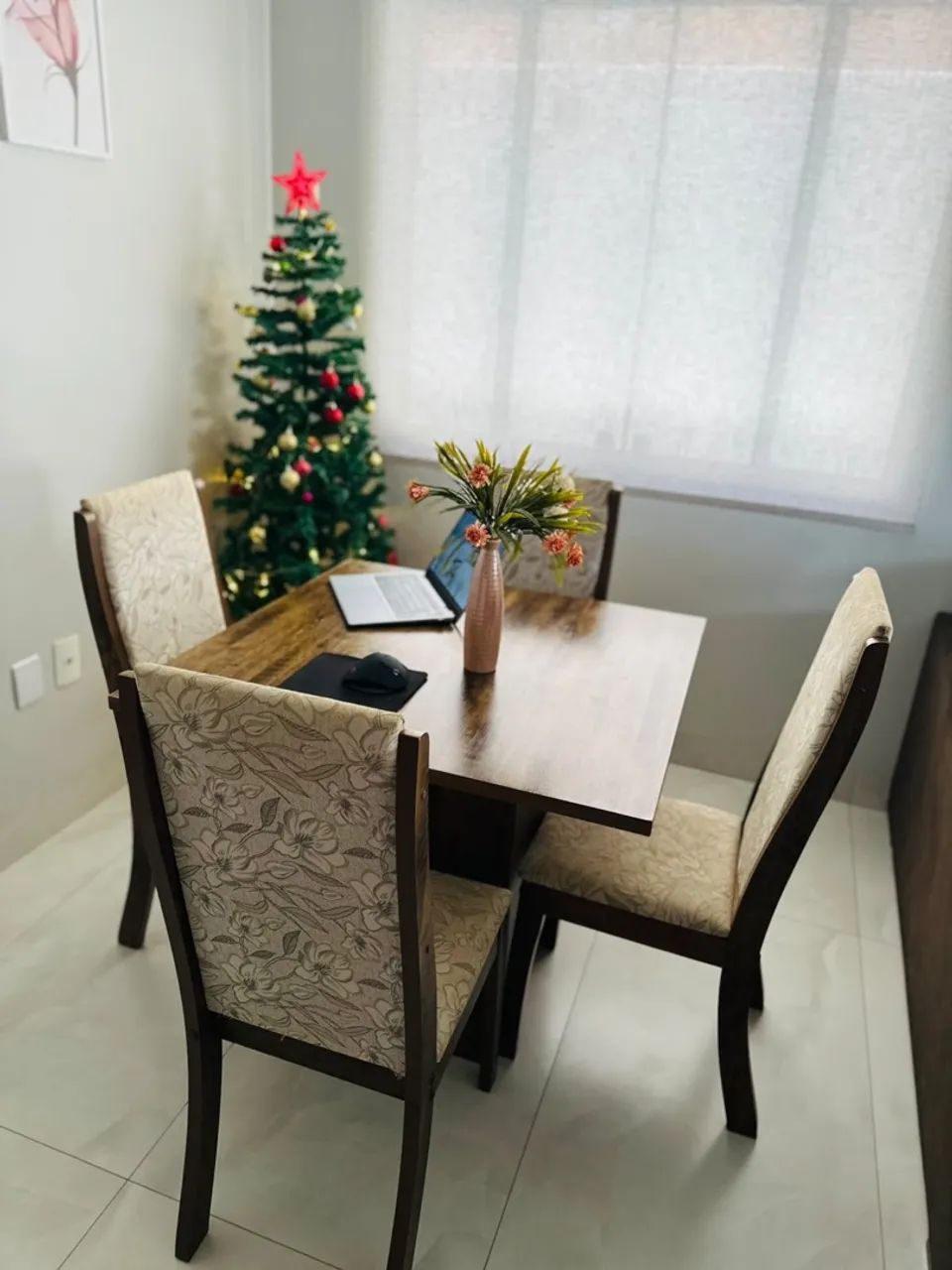 Mesa de Jantar com 4 cadeiras 