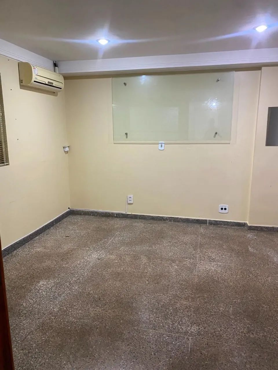 Alugo sala comercial de 100 m² com localização privilegiada no Guará 