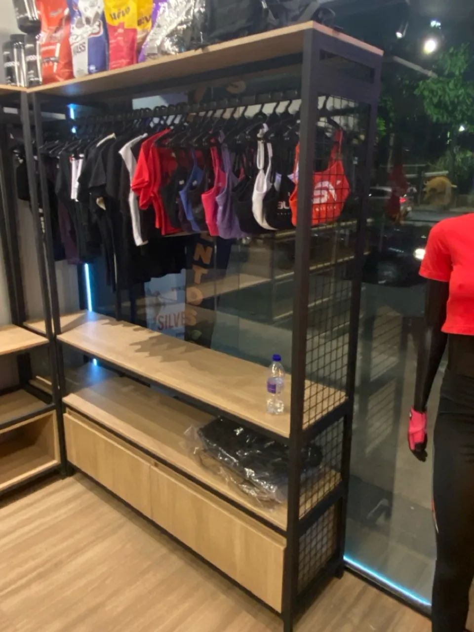 Arara de roupas com prateleiras e Gaveteiro   - Foto 2