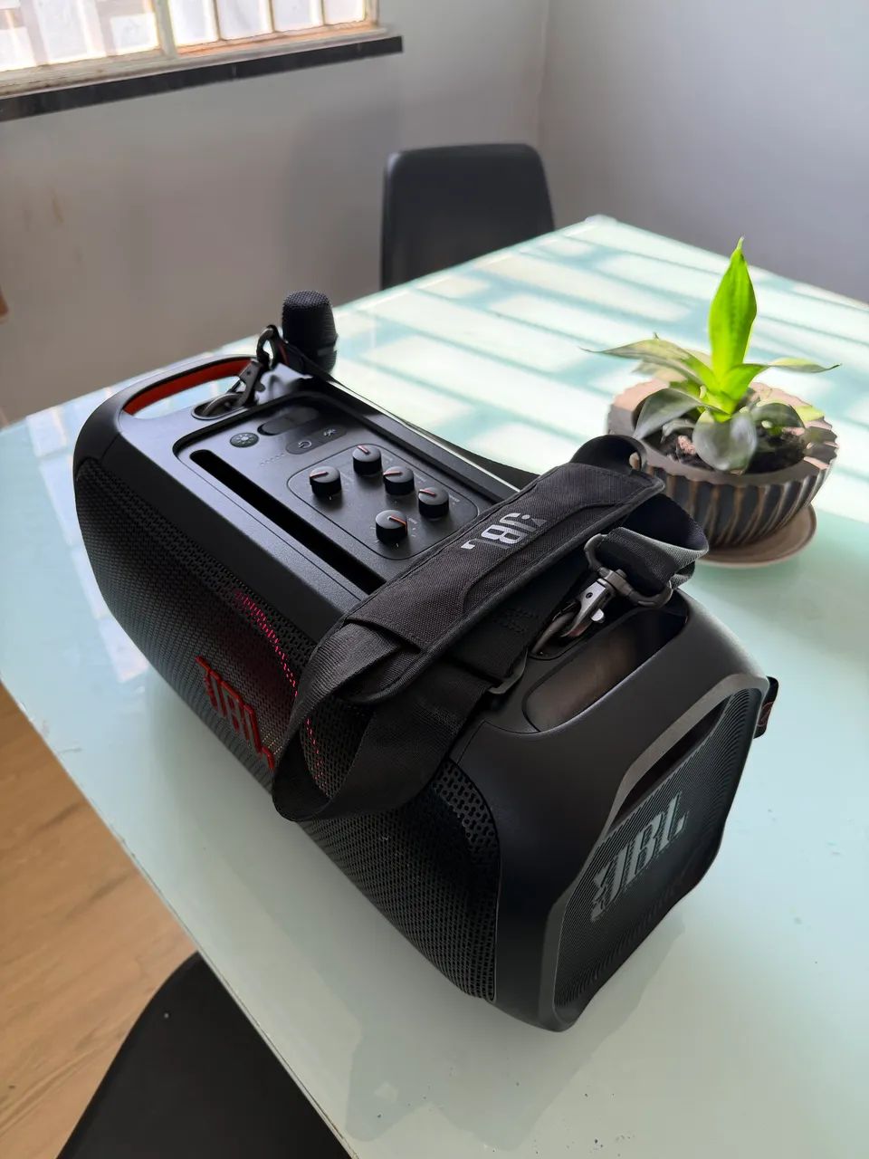 Caixa de Som Seminova JBL On The Go Bluetooth 100W Microfone Bateria  - Foto 2