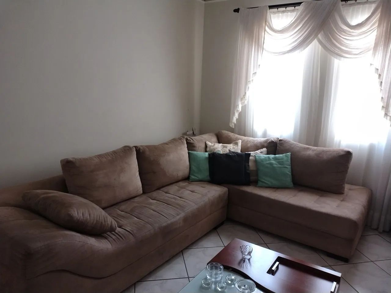 Sofá com mobília de casa 