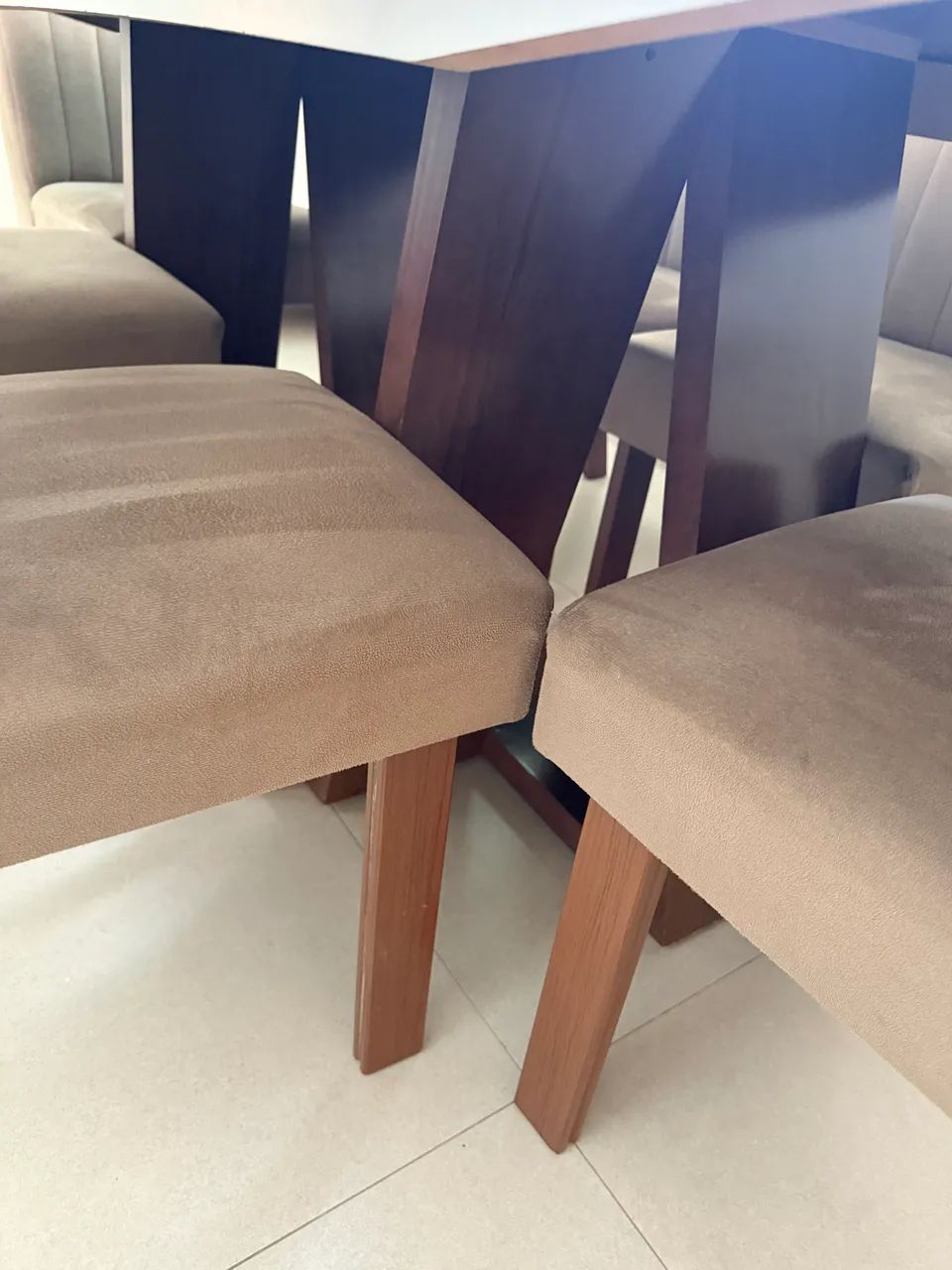 Mesa de jantar com 6 cadeiras estofadas  - Foto 4
