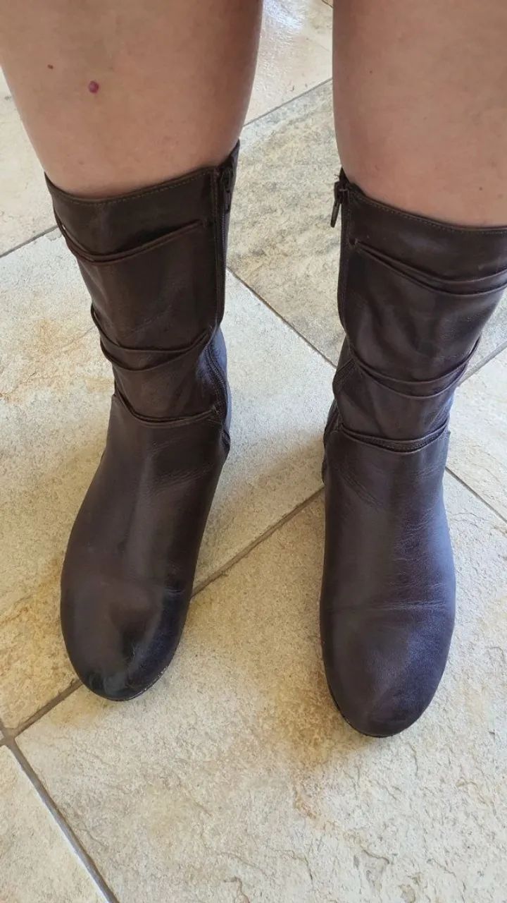 Bota em couro marron com botões vermelhos - Foto 2