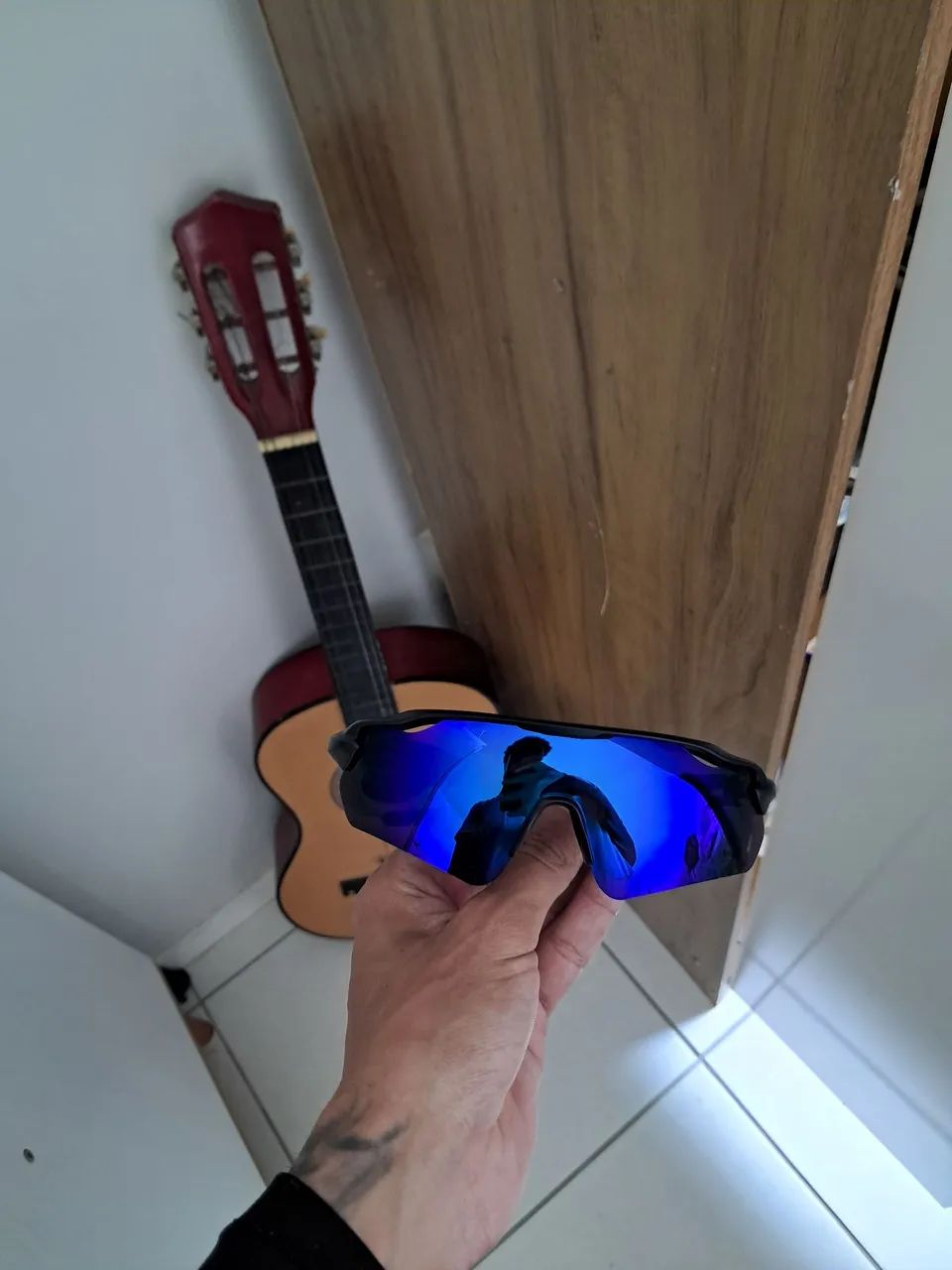 Óculos esportivo azul iridescente