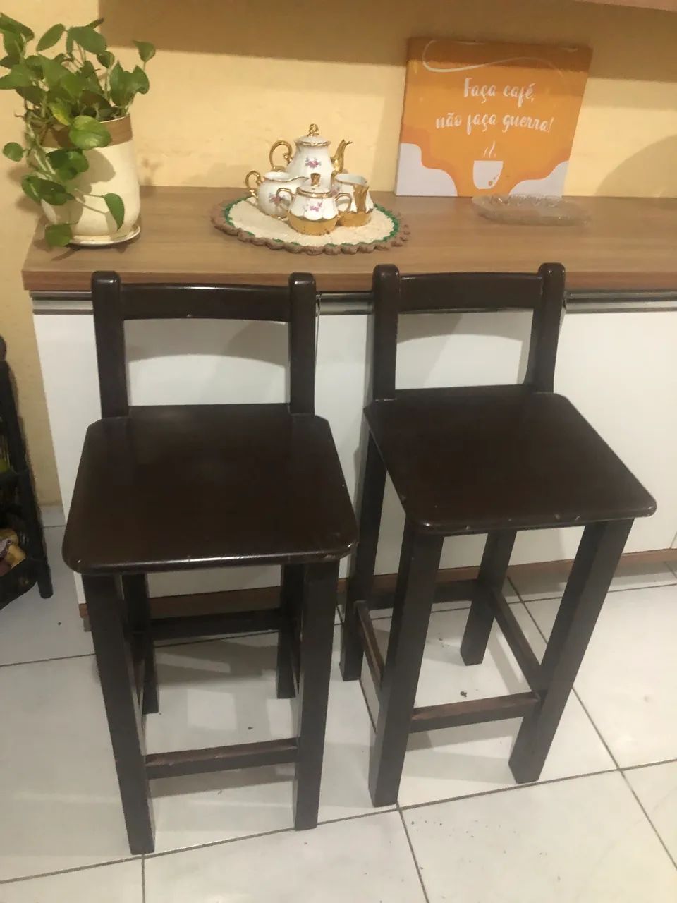 Duas banquetas em perfeito estado de uso