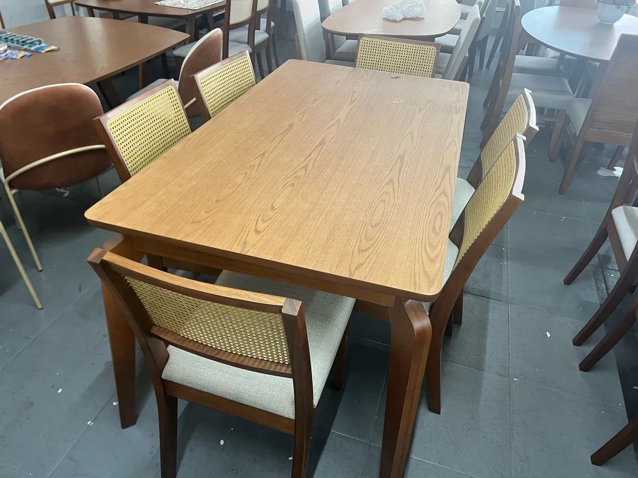 Mesa resistente pronta entrega de madeira