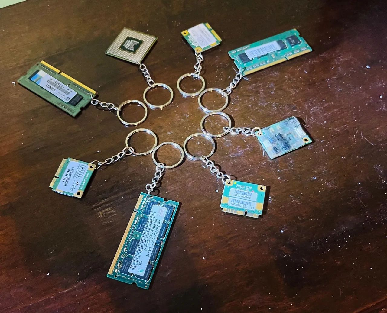 Par de chaveiros RAM processador wifi