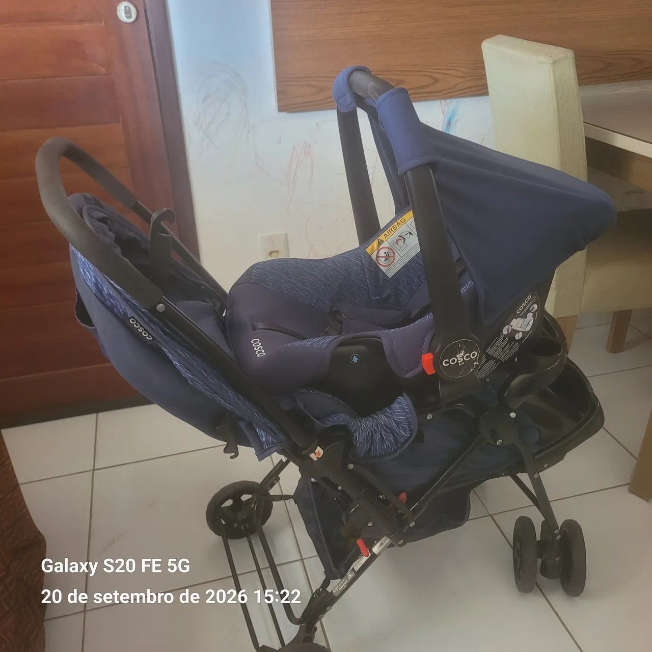 Carrinho com bebê conforto