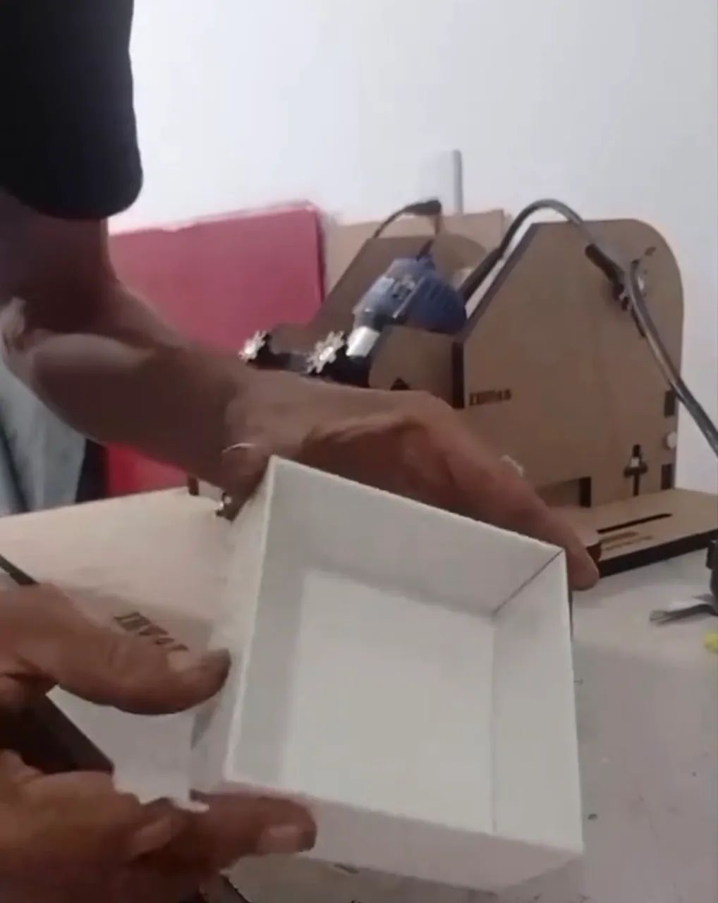 Máquina de caixa em acrílico, cartonagem e MDF  - Foto 5