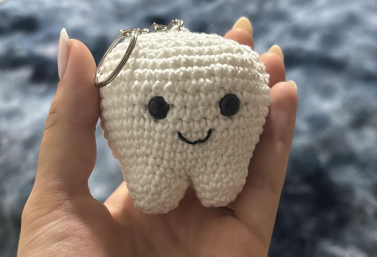 Chaveiro de dentinho em crochê amigurumi