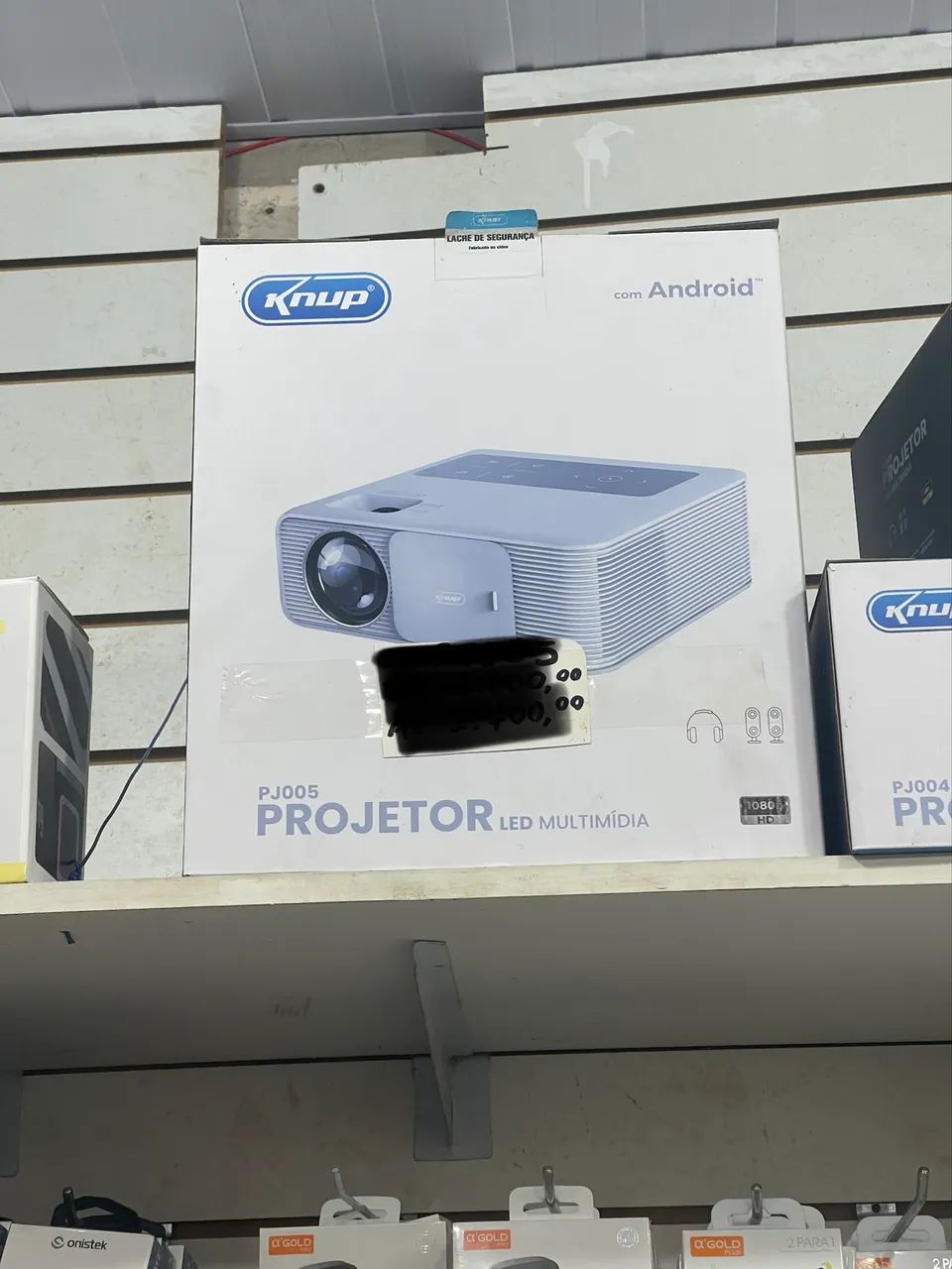 O projetor PJ005 (da Multilaser/Multi ou Knup) de entrada com resolução Full HD