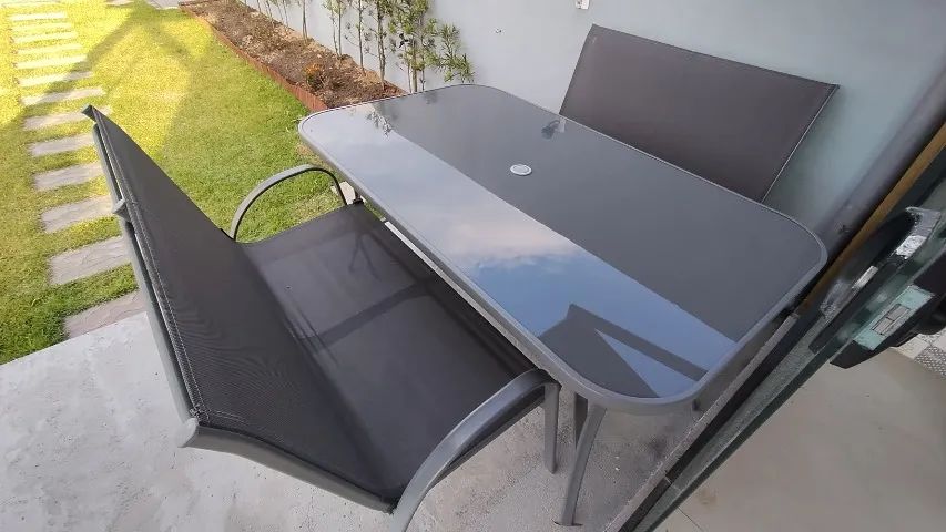 Mesa com cadeiras para área externa.